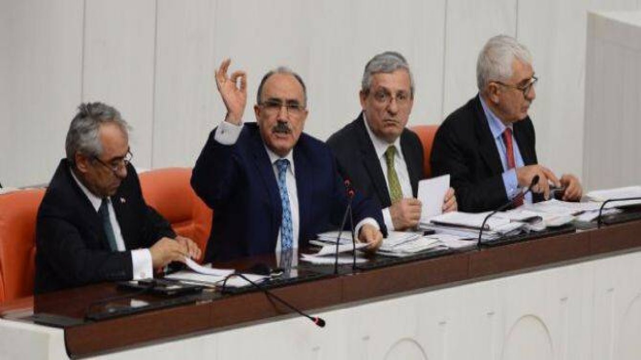 Atalay MİT Yönetmeliği'ni Aytuğ Atıcı'ya böyle gösterdi