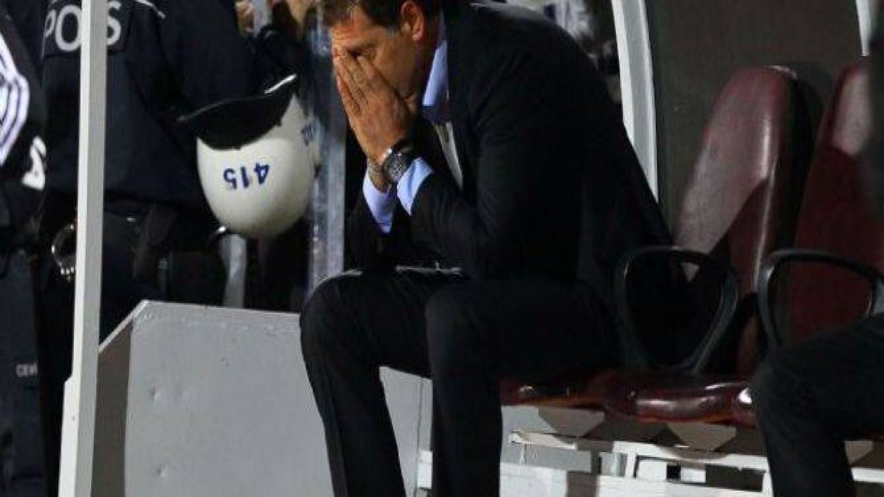 Önce çılgına döndü, sonra oturdu ağladı