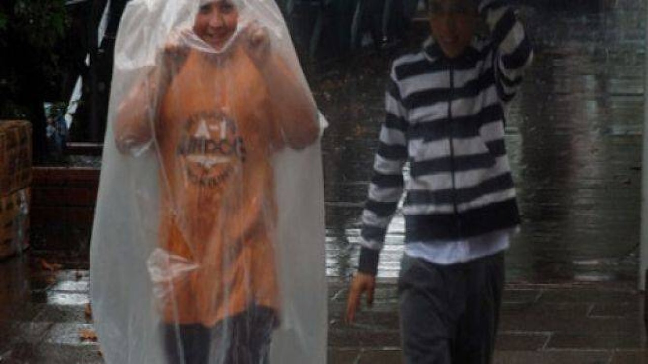 Yağmura yakalanan yurdum insanı