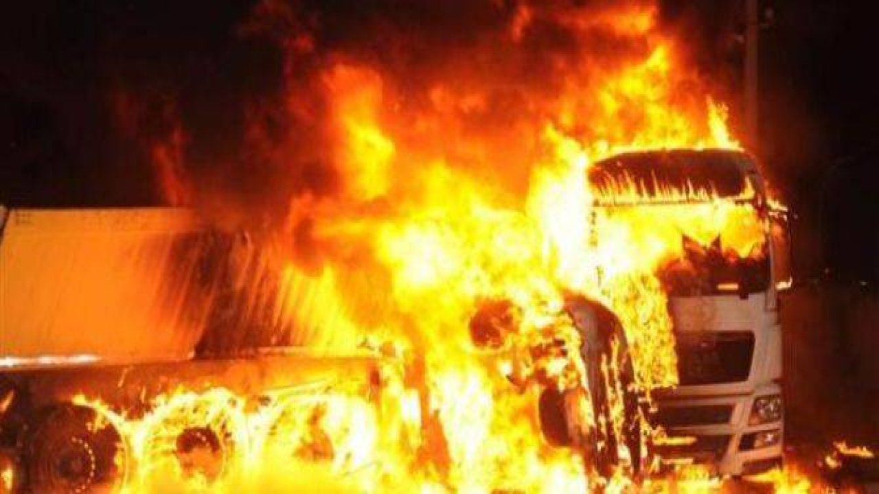 Antalya'da otomobildeki 5 kişi yanarak öldü