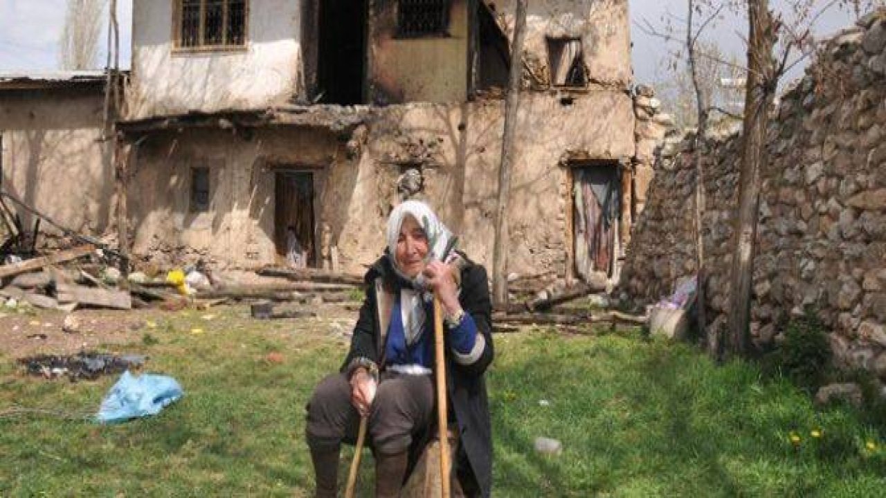 Yaşlı kadın kendi eliyle evini yaktı