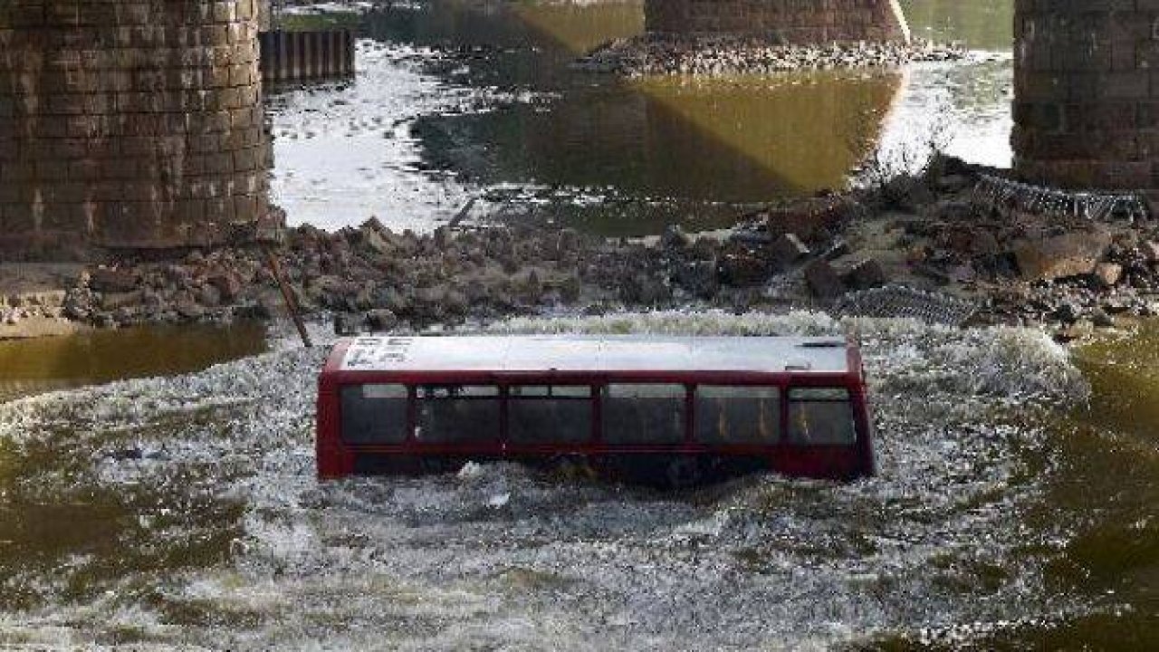 Film çekimi için otobüsü köprüden attılar