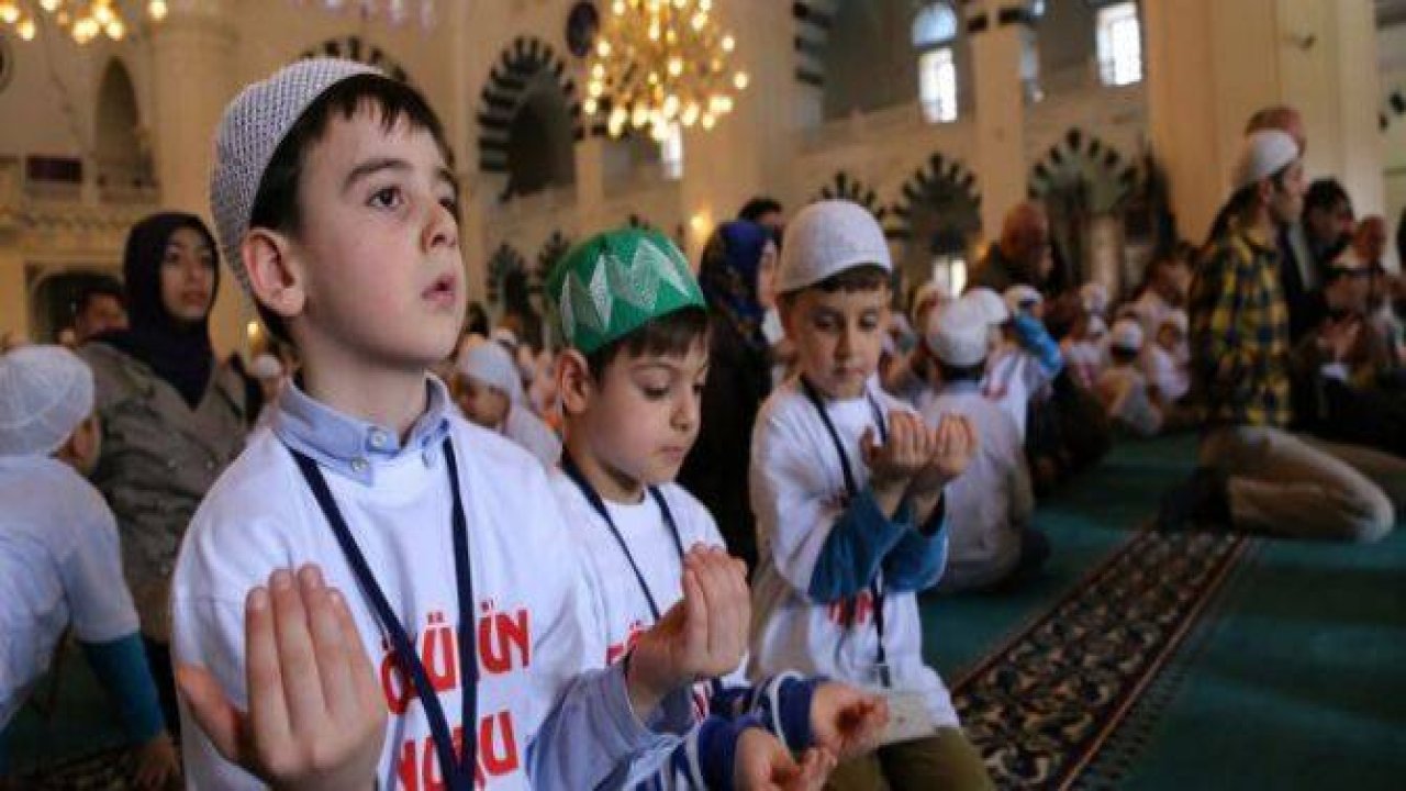 520 çocuk camide namaza durdu