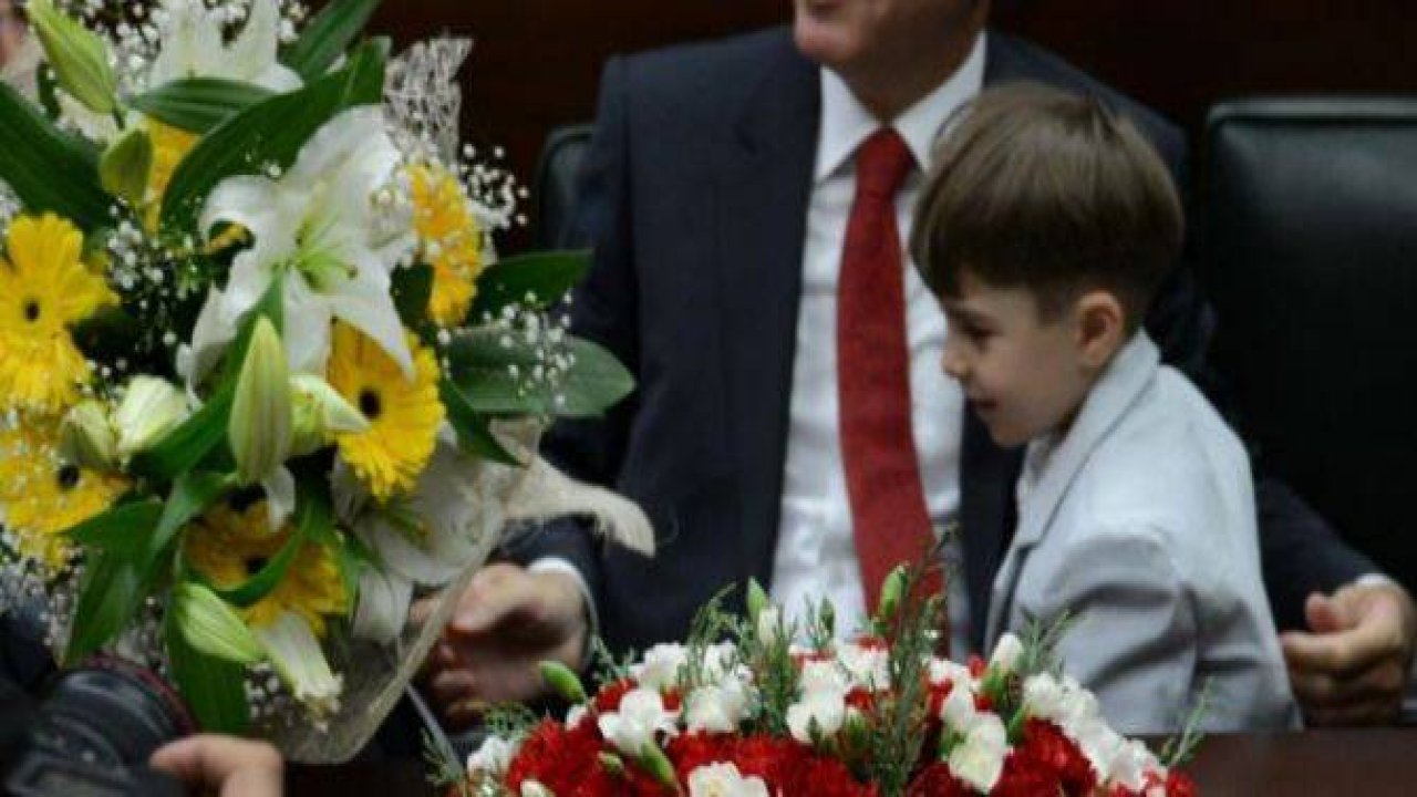 Başbakan'ın minik hayranından sevgi gösterisi