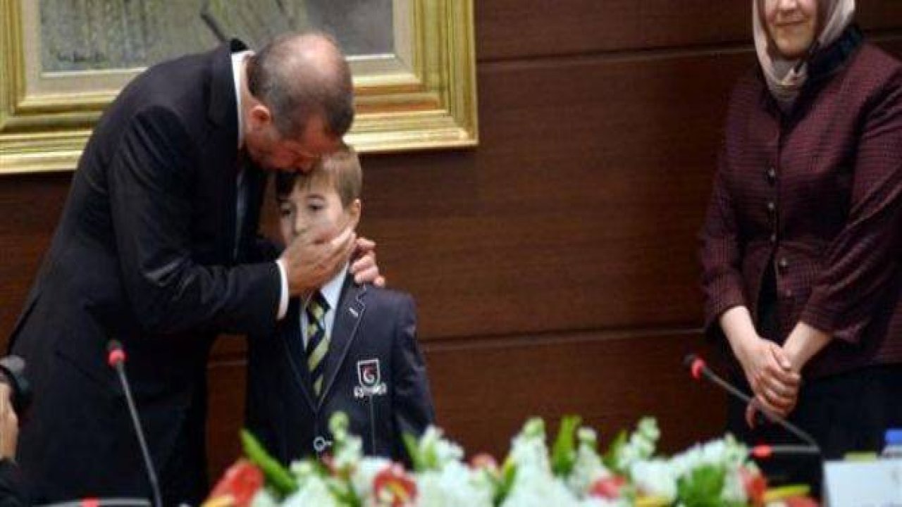 Başbakanlık merdivenlerinden düştü