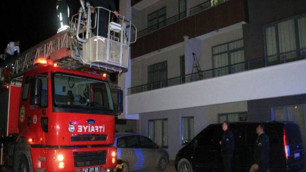 ALT KATTAKİ BALKONA DÜŞTÜ