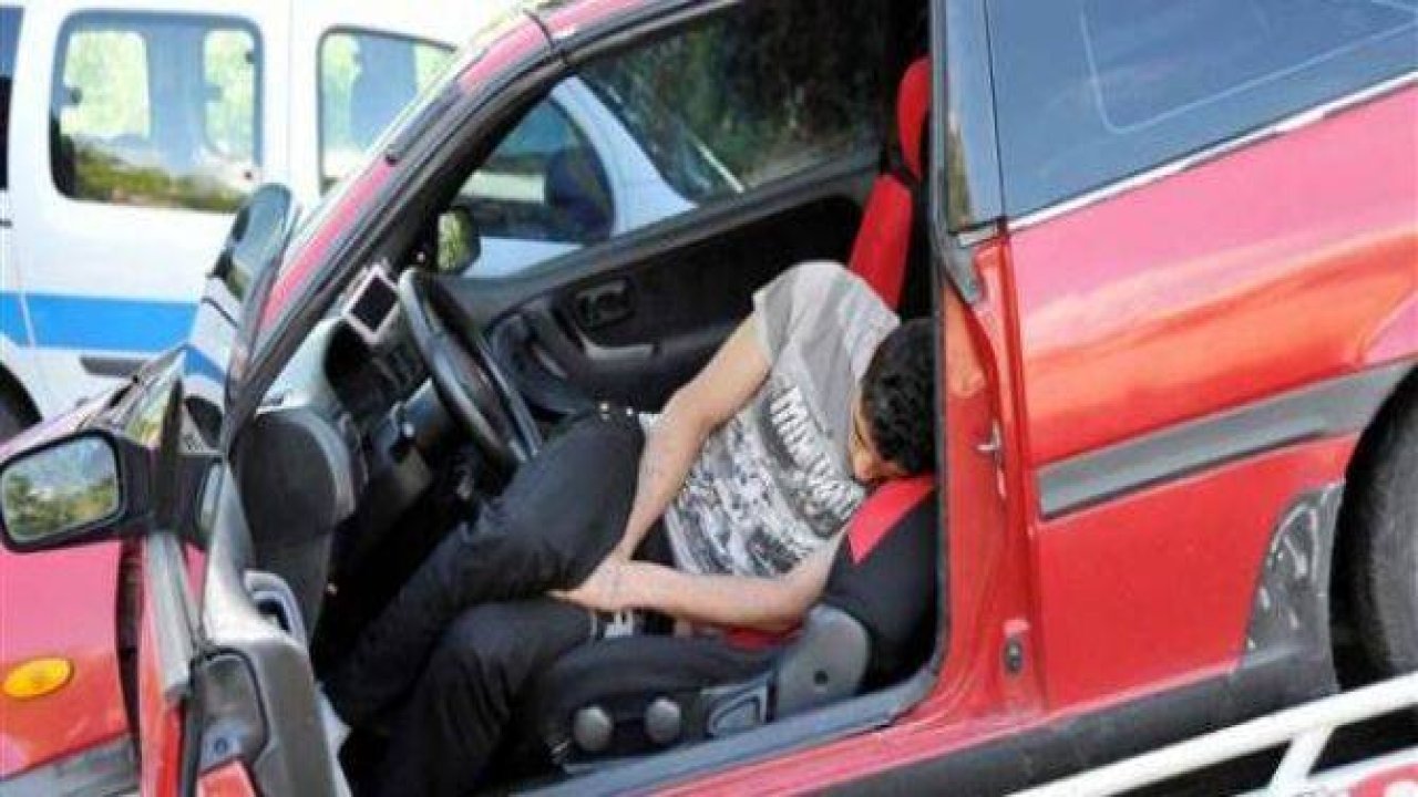 Otomobilinin içinde uyudu soğuk suyla ayıldı