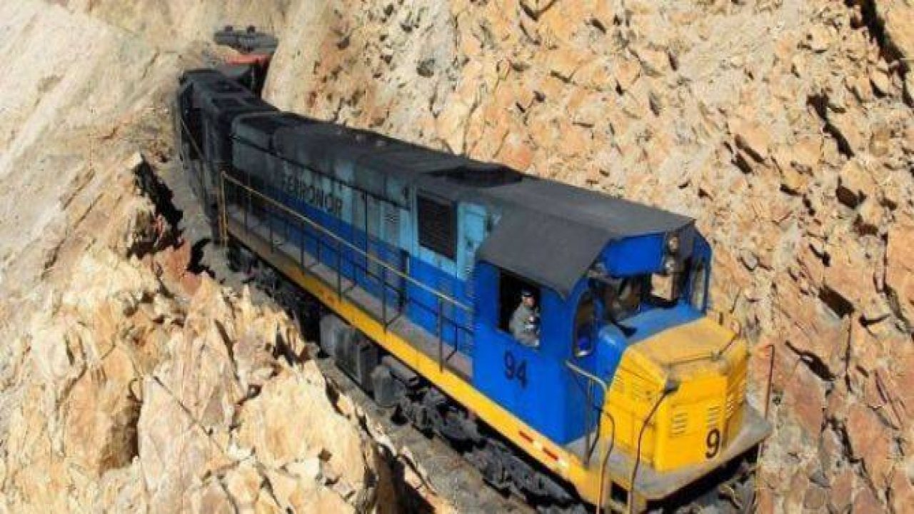 Dağlar arasında şaşırtan tren yolu