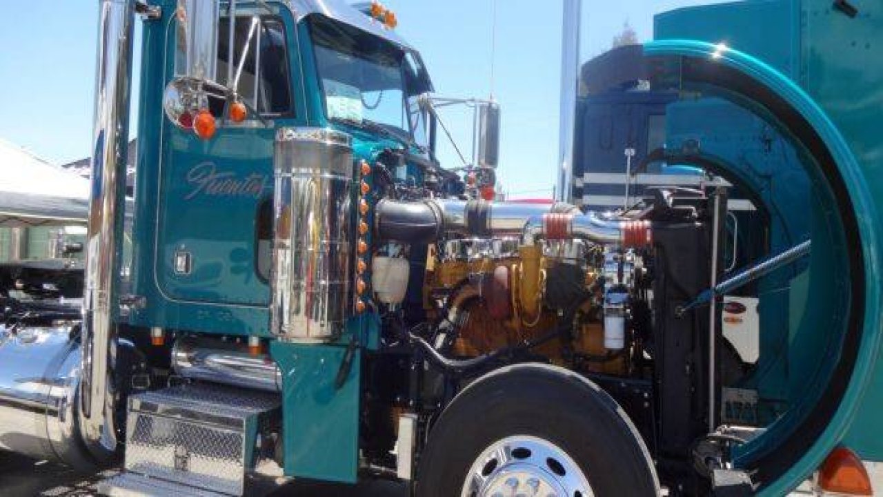 Birbirinden güzel antika arabalar