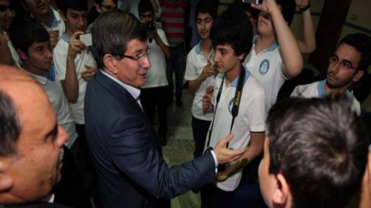 Davutoğlu'ndan öğrencilerle selfie