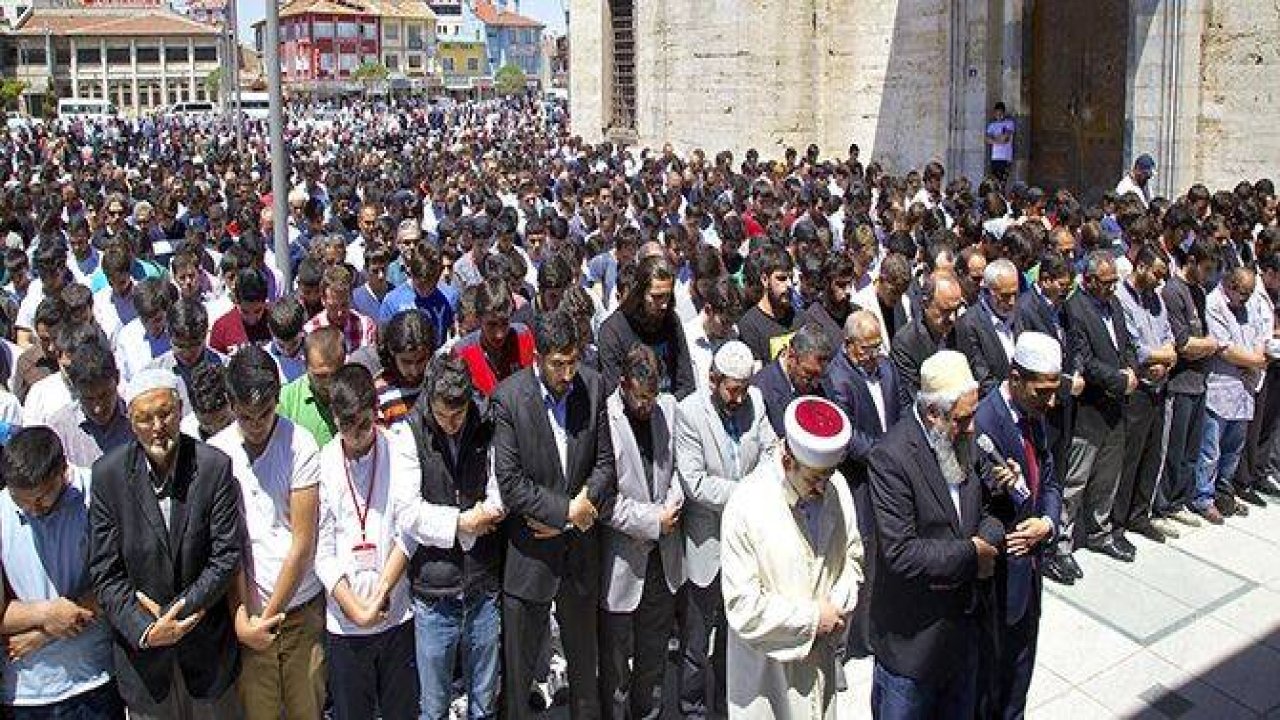 Sultan Selim'de gıyabi cenaze namazı