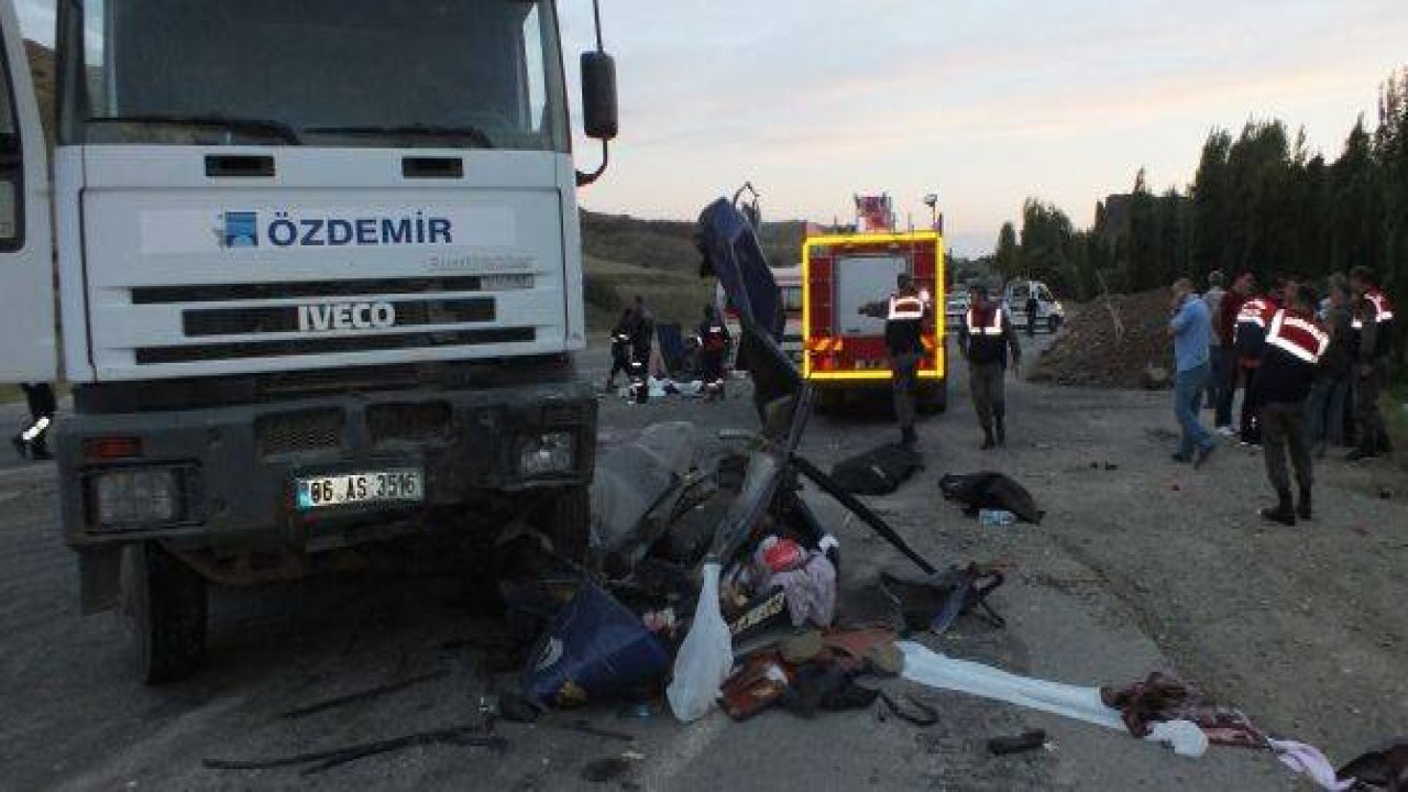 Katliam gibi kaza: 5 ölü, 3 yaralı