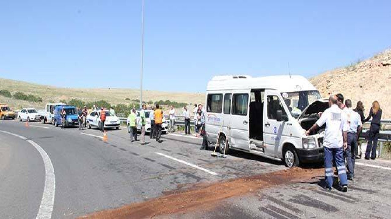 Minibüs bariyerlere çarptı: 13 yaralı