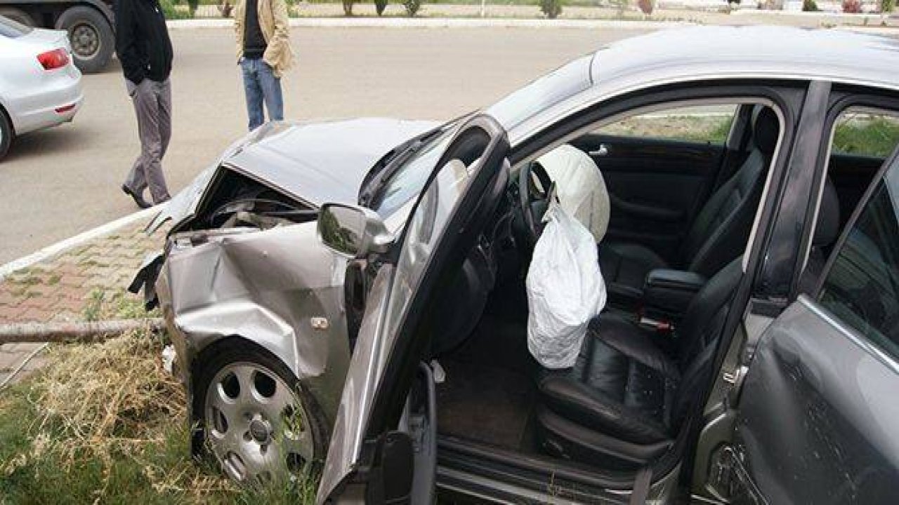 OTOMOBİL DOLMUŞ DURAĞINA GİRDİ