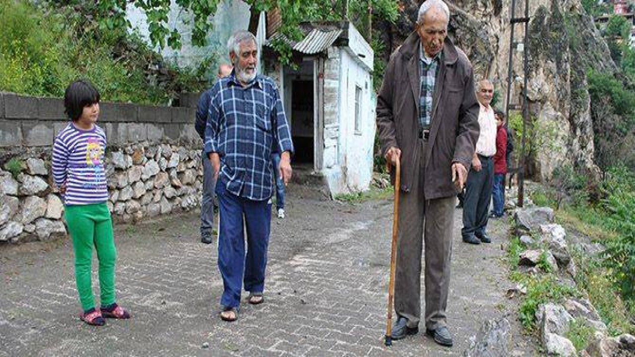 YAŞLI ADAMIN EVİNE KAYA DÜŞTÜ