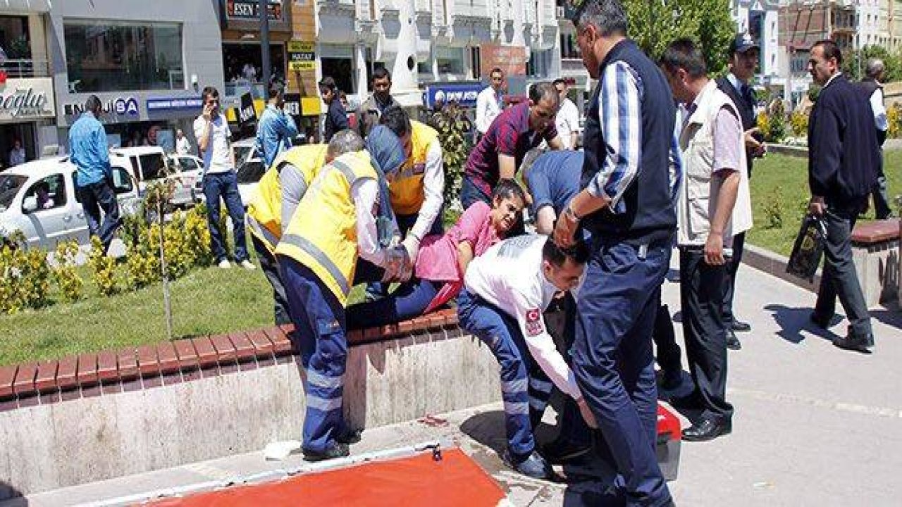 Eşini sokak ortasında bıçakladı