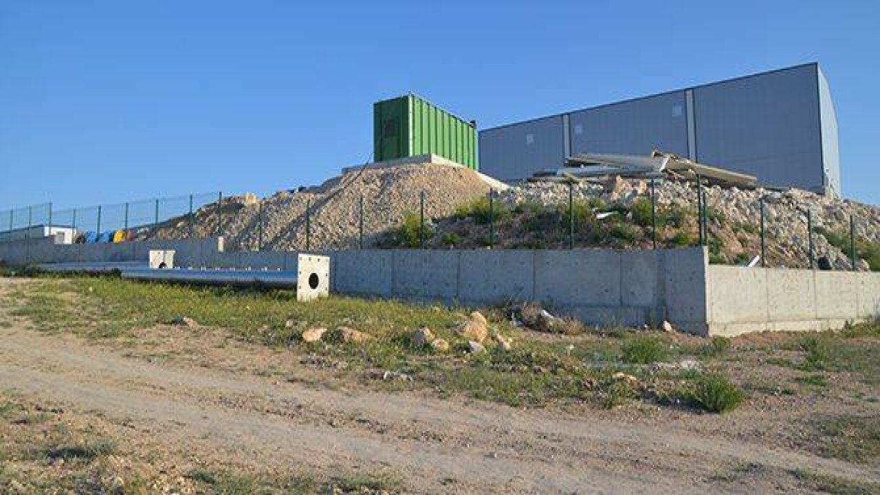 Plastik fabrikasından kablo çalındı