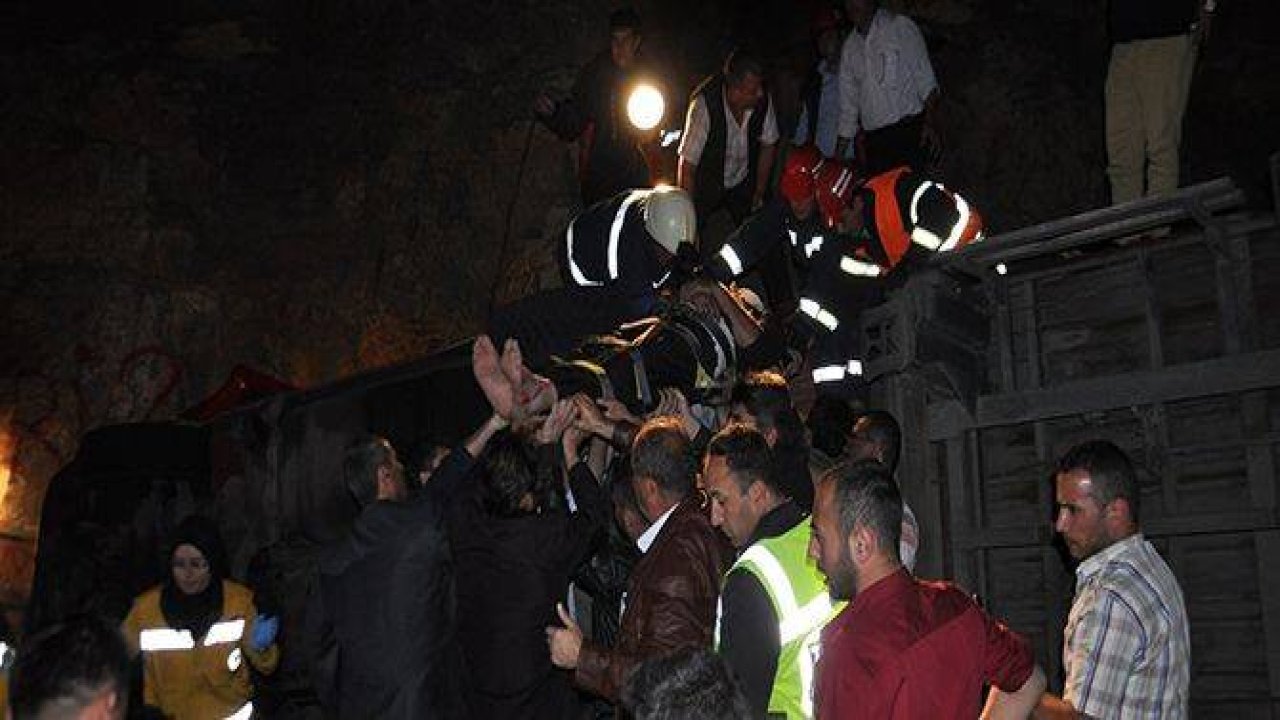 KAMYONDA SIKIŞAN SÜRÜCÜYÜ İTFAİYE KURTARDI