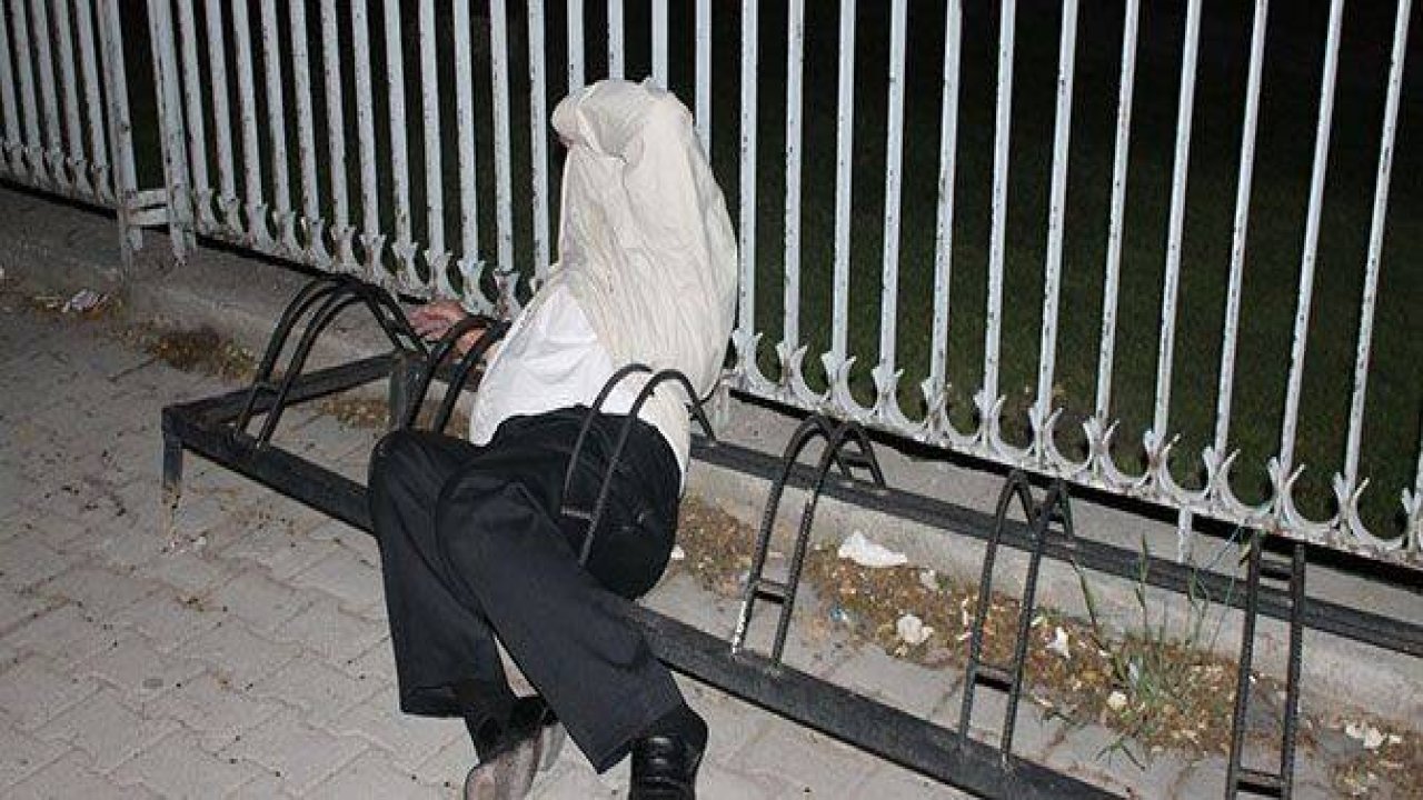 Bisiklet parkına sıkıştı