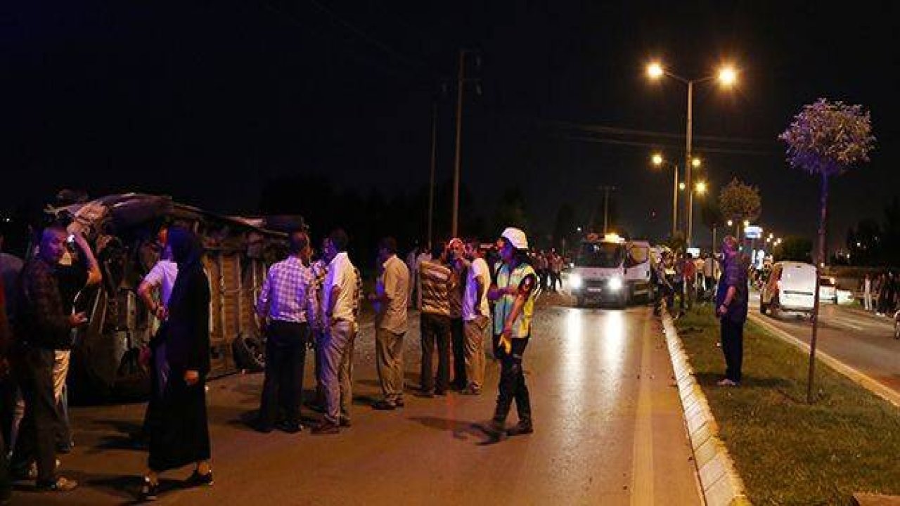 Otomobil yolcu minibüsüne çarptı: 17 yaralı