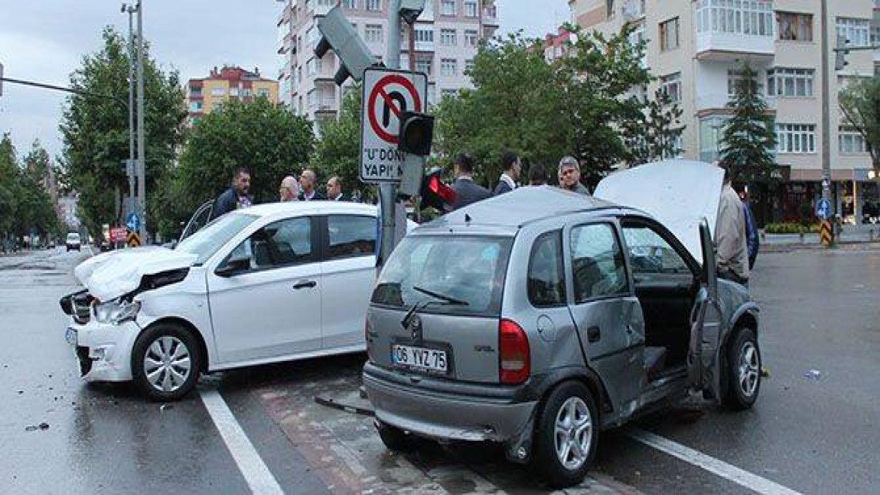 İKİ OTOMOBİL ÇARPIŞTI: 3 YARALI