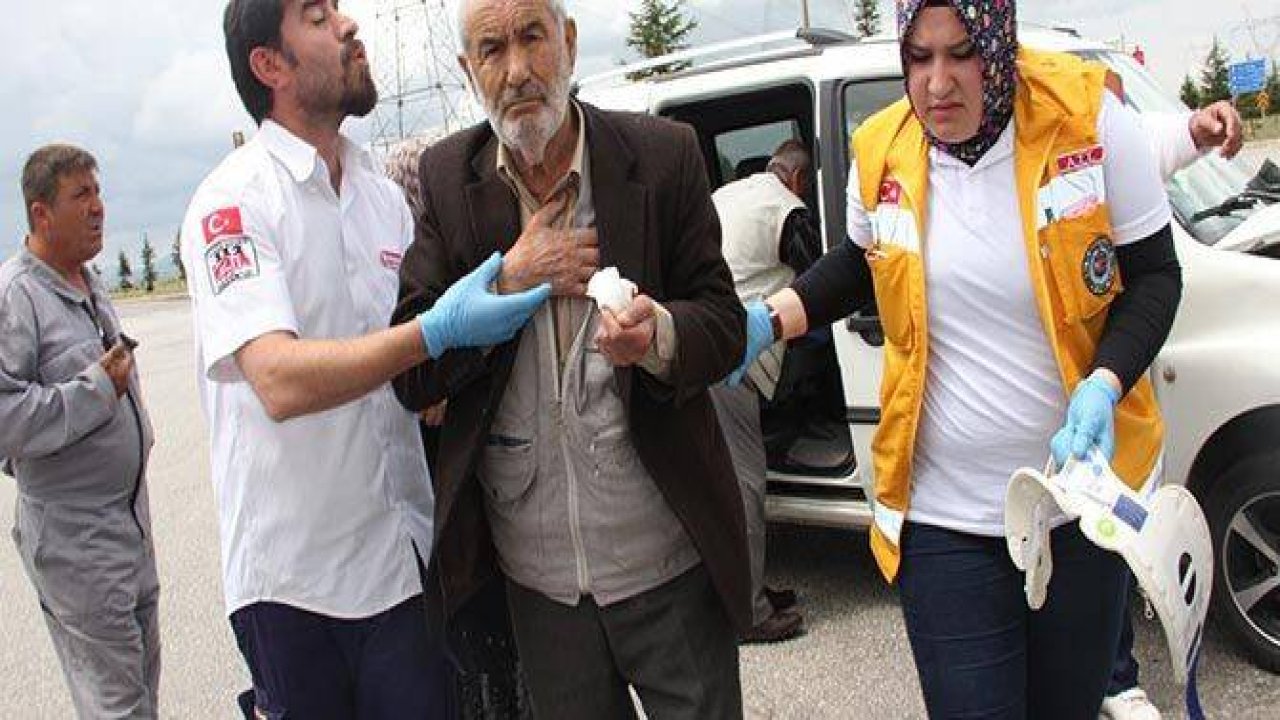 İKİ OTOMOBİL ÇARPIŞTI: 4 YARALI