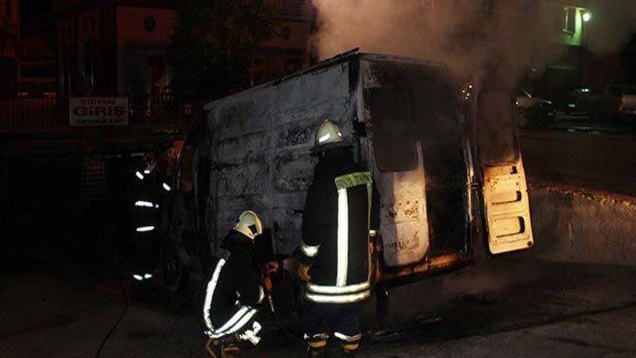 MOTOSİKLET TAŞIYAN ÇEKİCİ MİNİBÜS YANDI