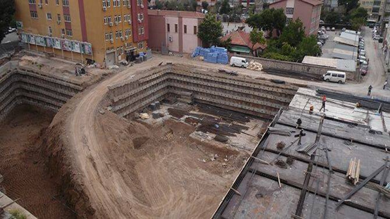 Konevi Meydanında inşaat sürüyor