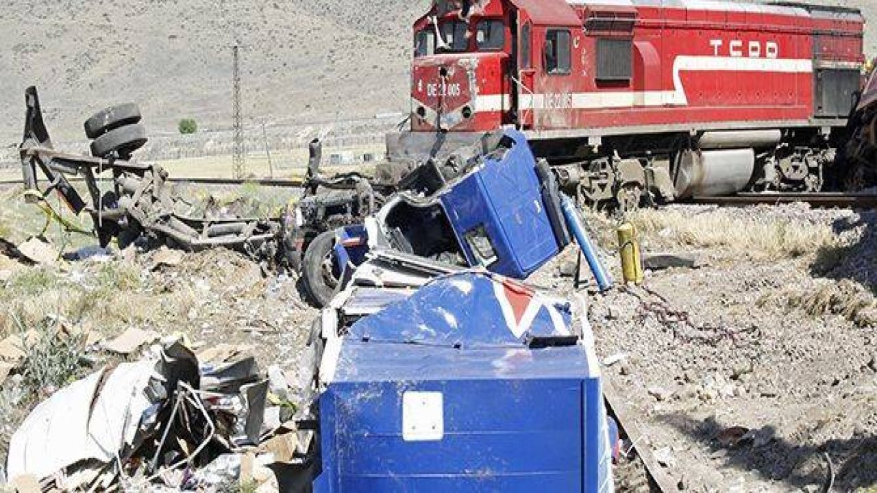 Tren İle Tır Çarpıştı: 1 Ölü, 2 Yaralı