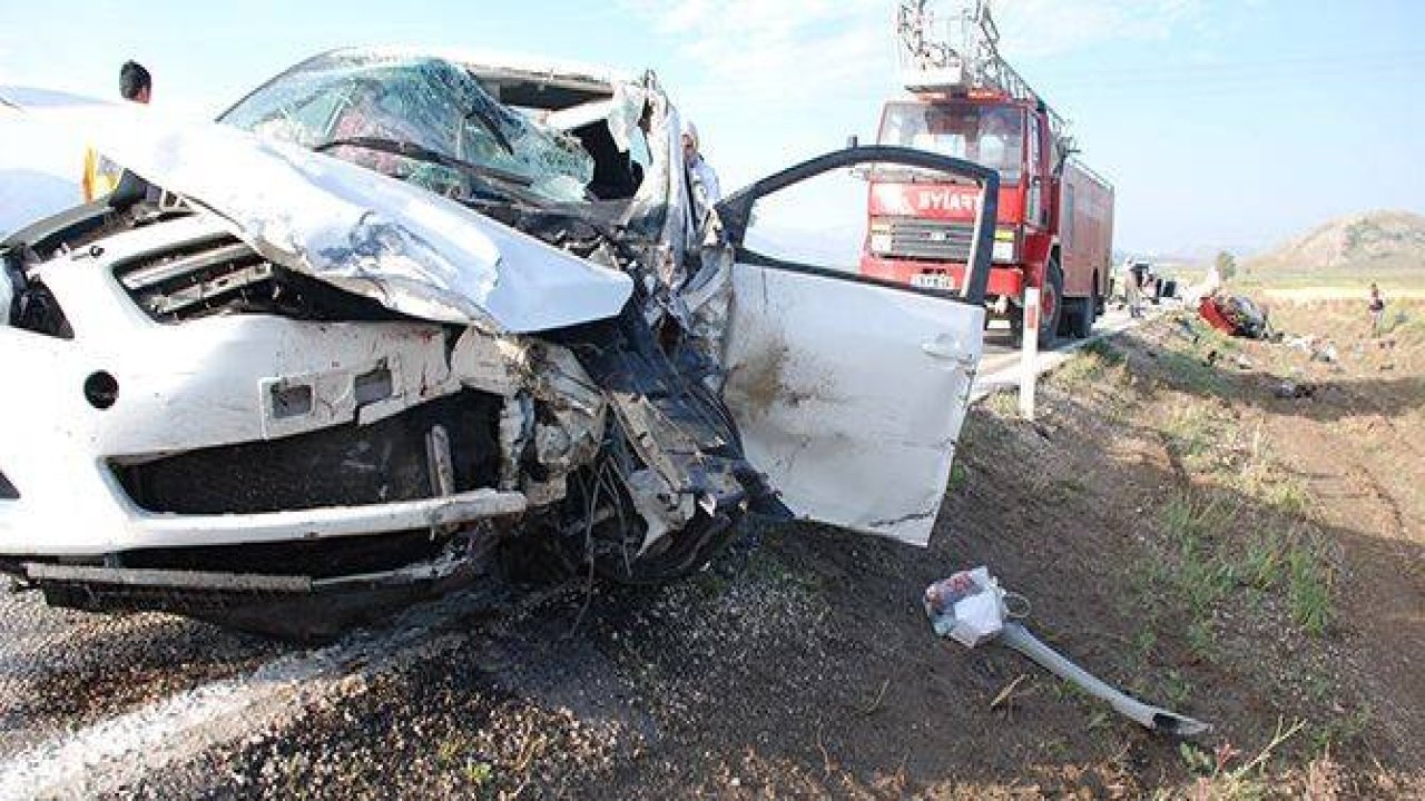 Burdur'da iki otomobil çarpıştı: 5 ölü 3 yaralı