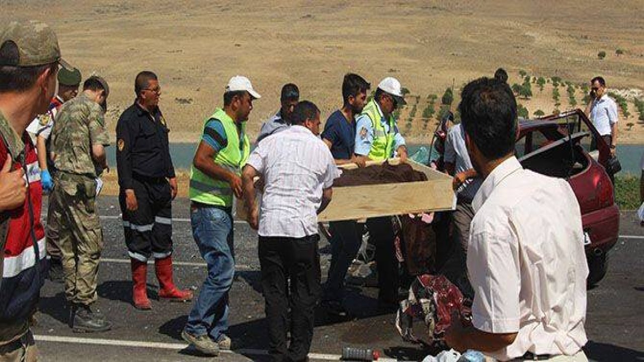 Otomobille minibüs çarpıştı: 4 ölü, 3 yaralı