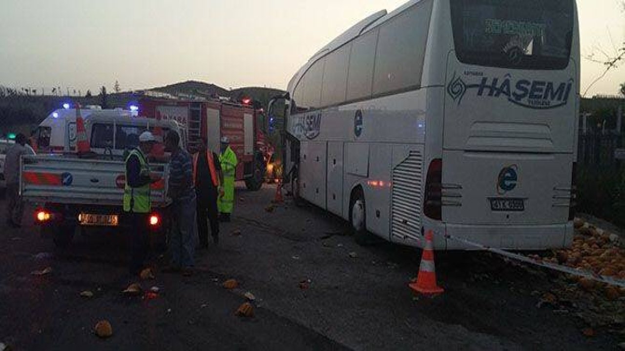 OTOBÜS, KAVUN YÜKLÜ KAMYONA ÇARPTI