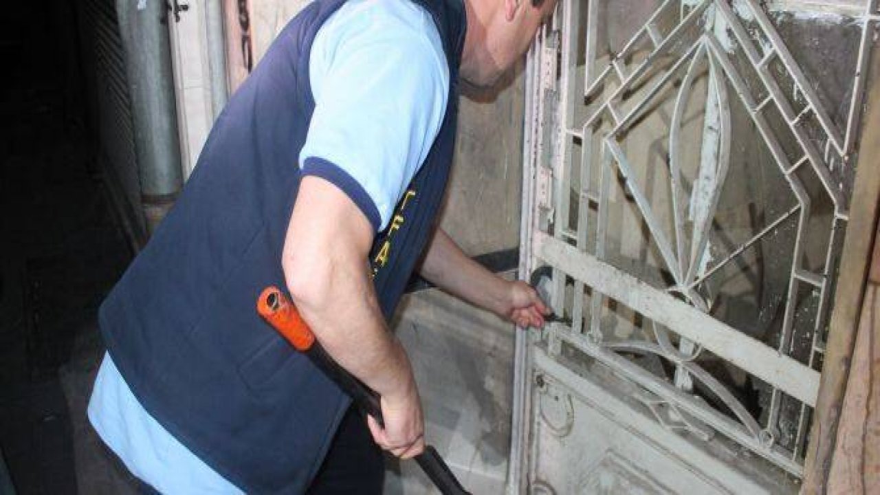 Bina bisiklet kilidiyle üstlerine kilitlendi