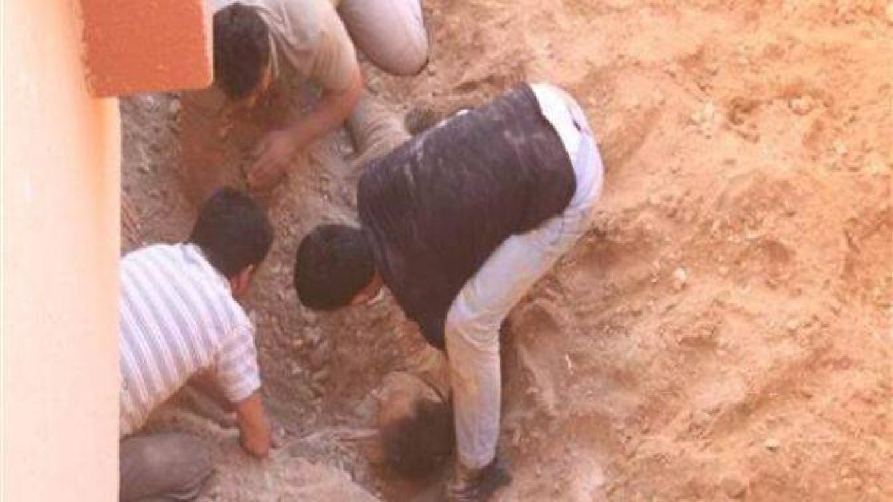 Evin bahçesinde diri diri gömüldü