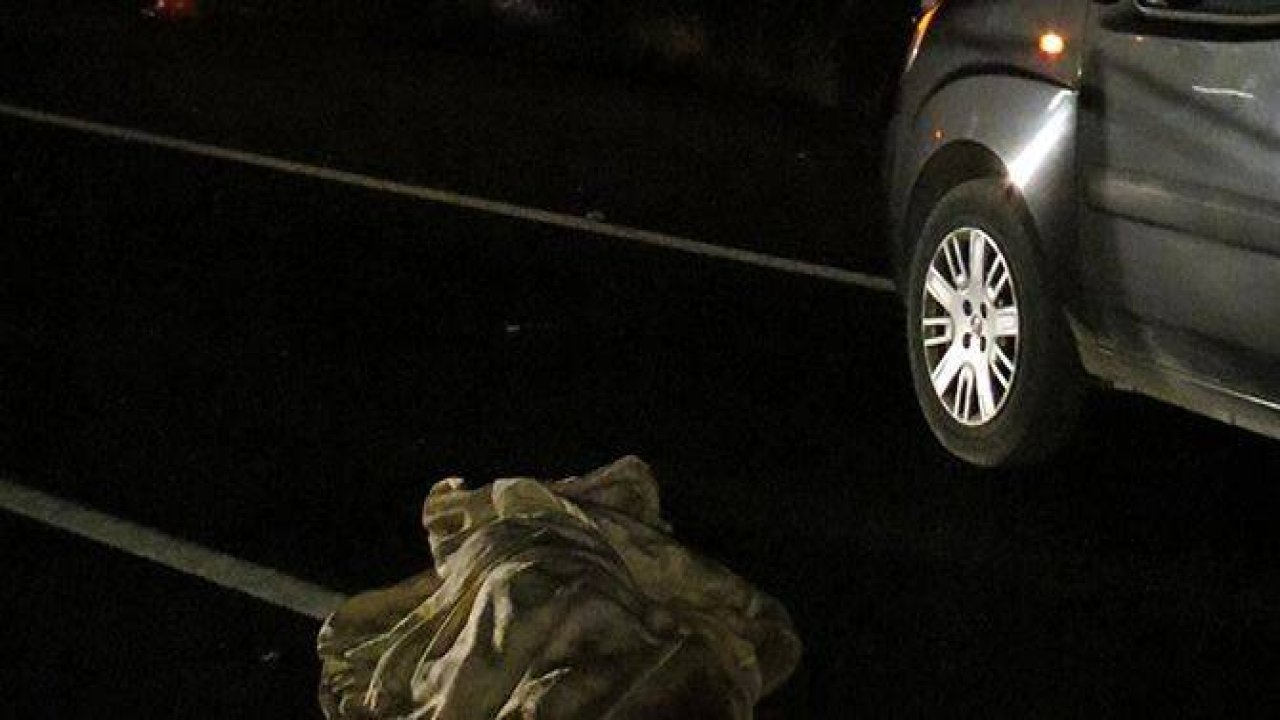 Genç kızlar karşıya geçemedi