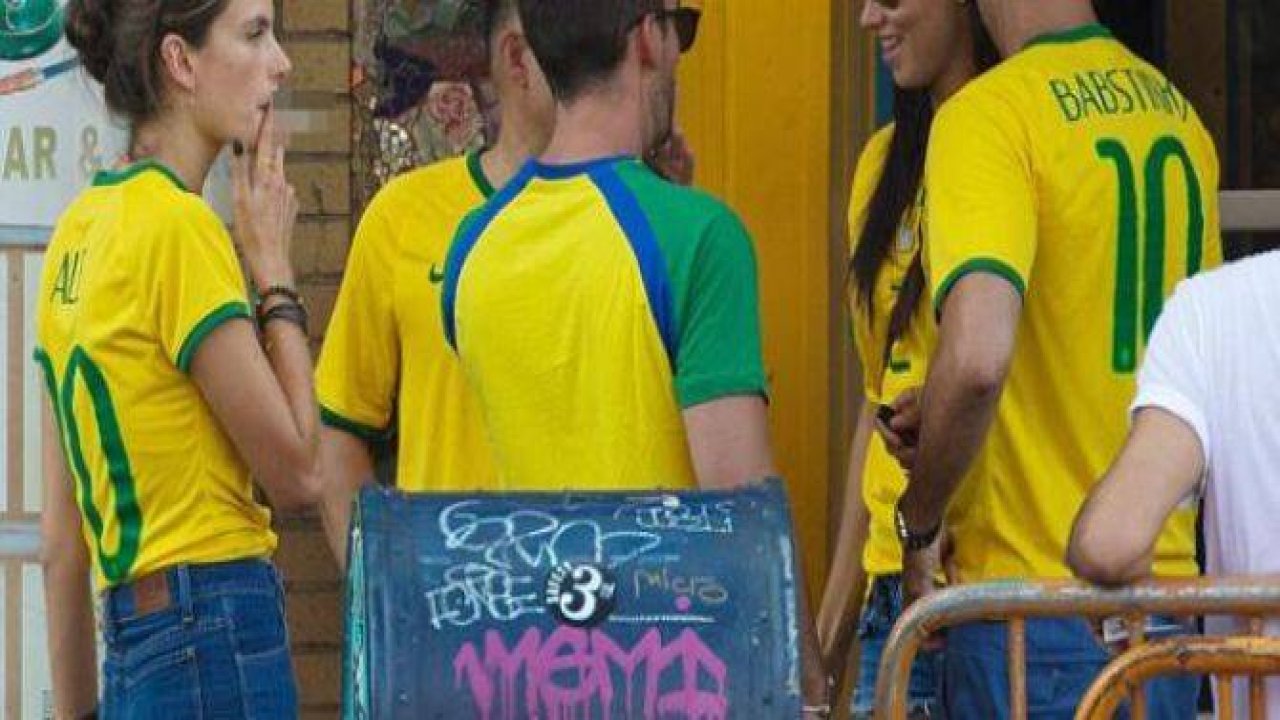 Brezilya hezimeti güzellere sigara yaktırdı