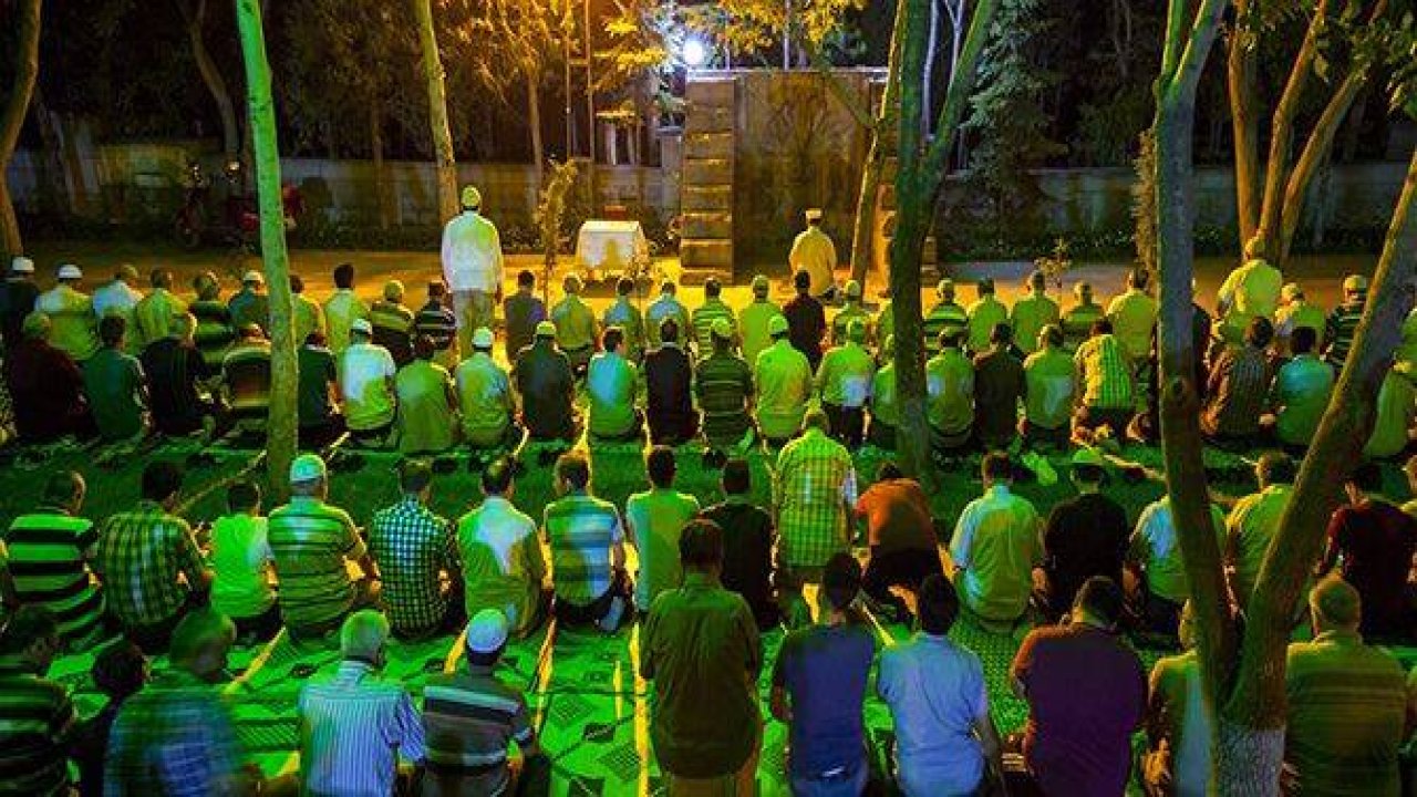 Tarihi namazgahta teravih geleneği sürüyor