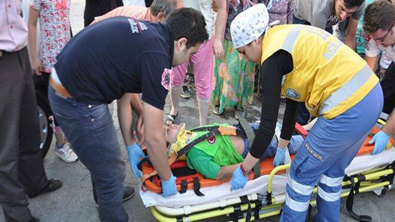 BİSİKLETLİ İKİ ÇOCUĞA OTOMOBİL ÇARPTI