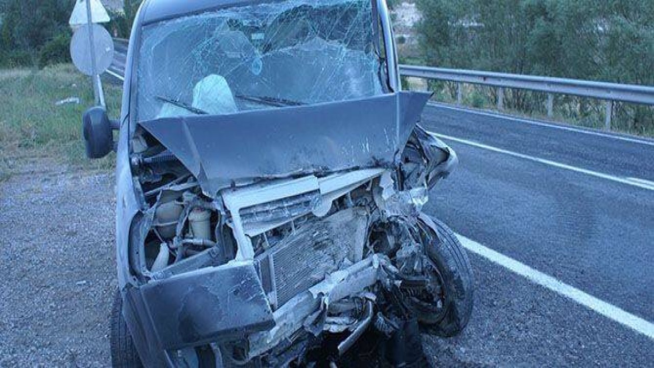 KAMYONETLE OTOMOBİL ÇARPIŞTI: 1 ÖLÜ, 3 YARALI