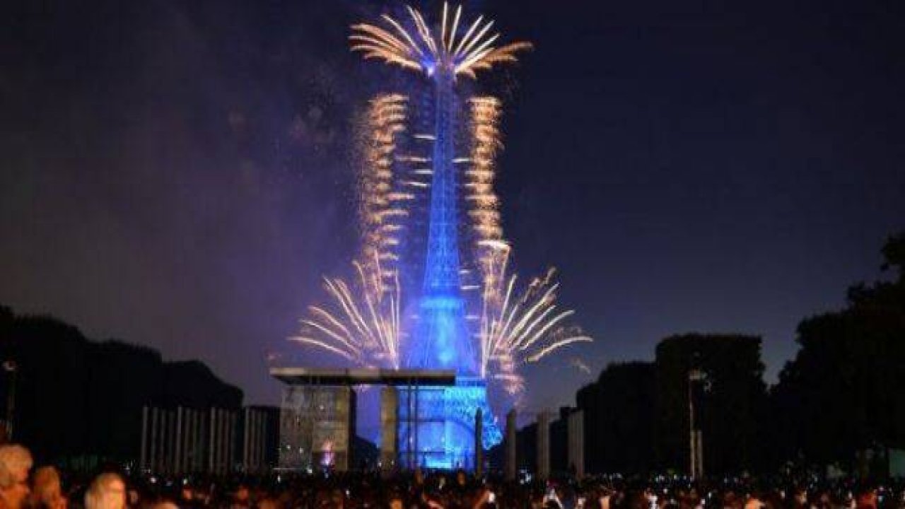Paris'te havai fişek gösterisi