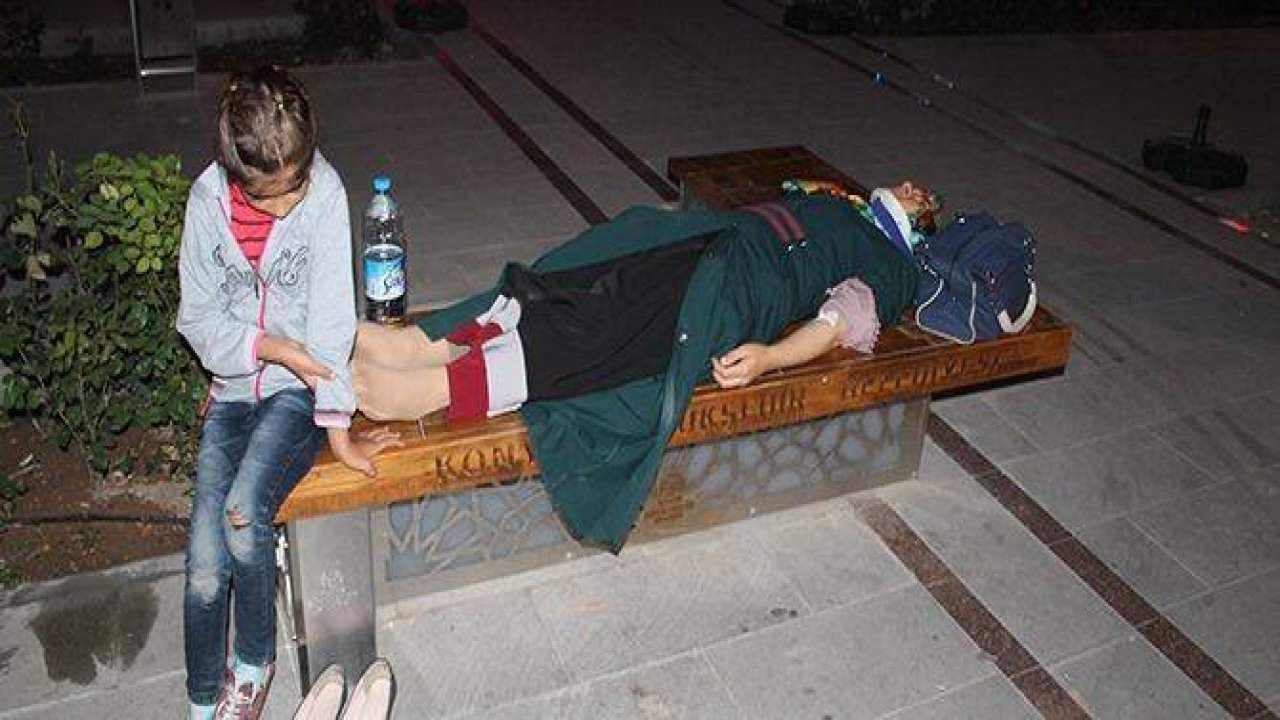 Yaralanan annesinin yanından hiç ayrılmadı