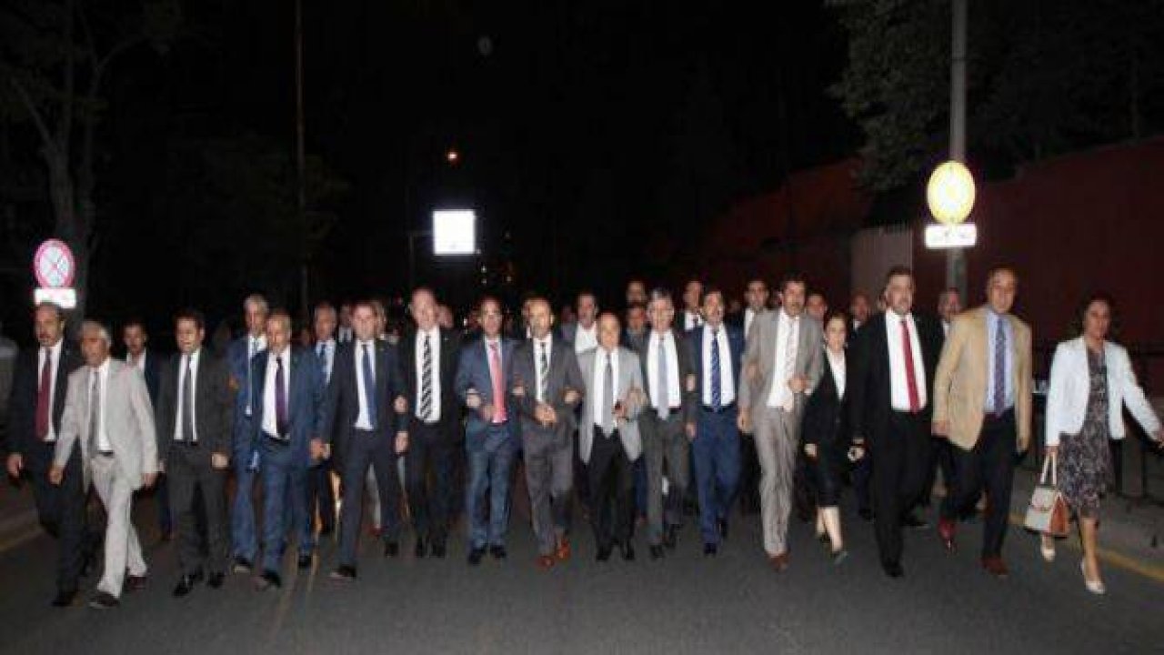 Milletvekilleri İsrail Büyükelçiliğine yürüdü
