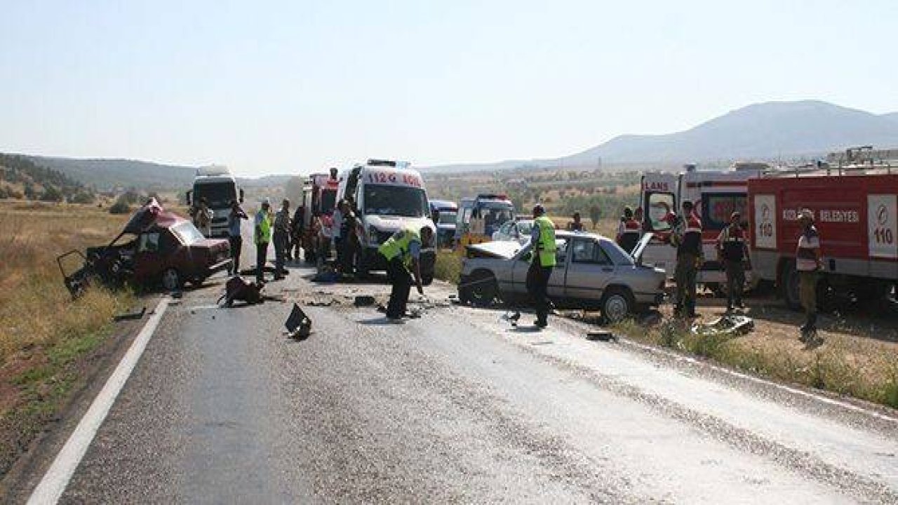 Konya'da İki Otomobil Çarpıştı: 1 Ölü, 3 Yaralı