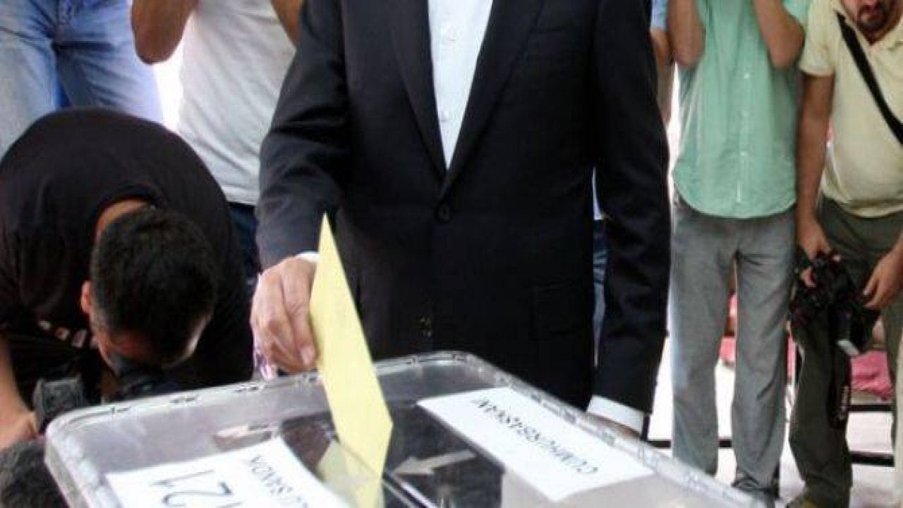 Siyasiler sandık başına gitti