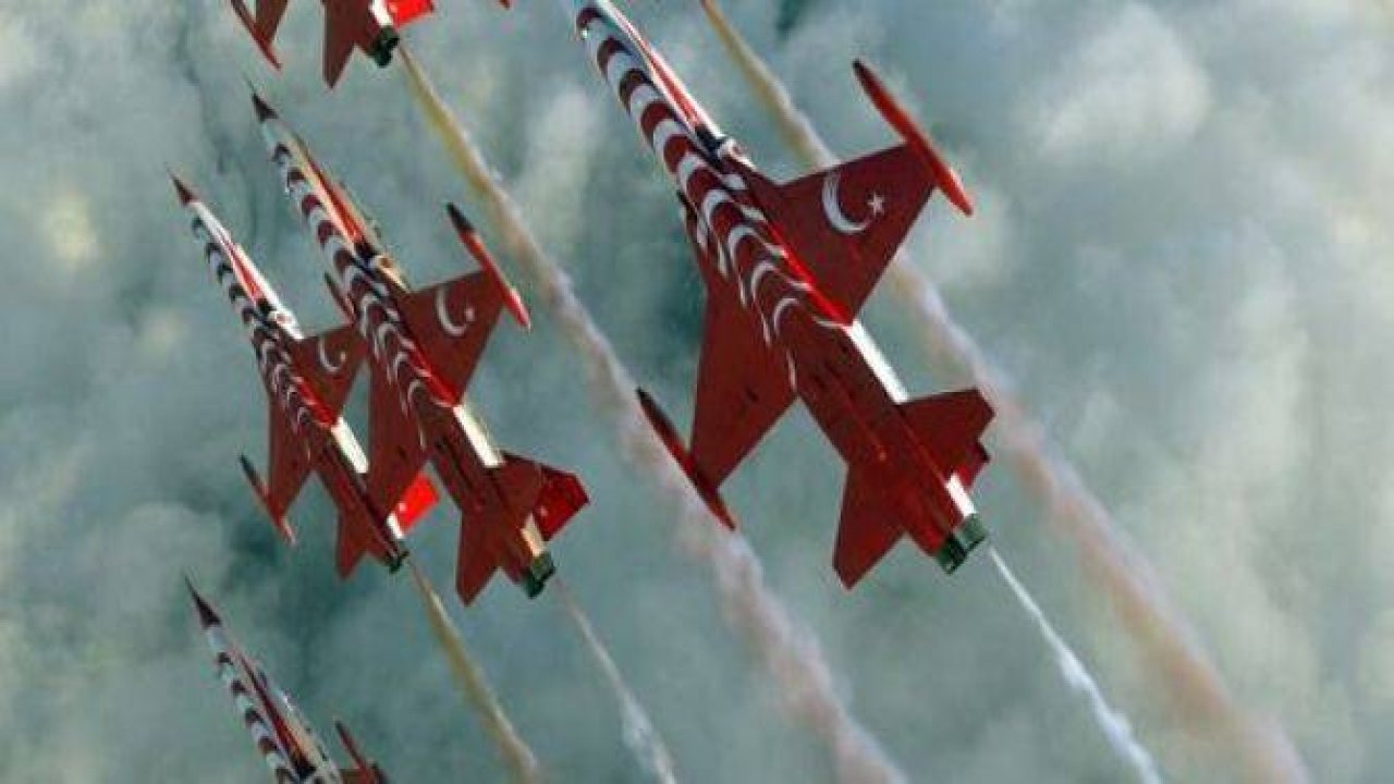 Türk Yıldızları'nın "Mevlana" gösterisi nefes kesti