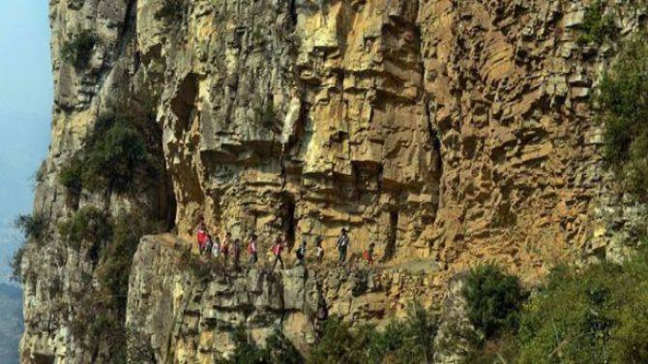 Dünyanın en tehlikeli okul yolları