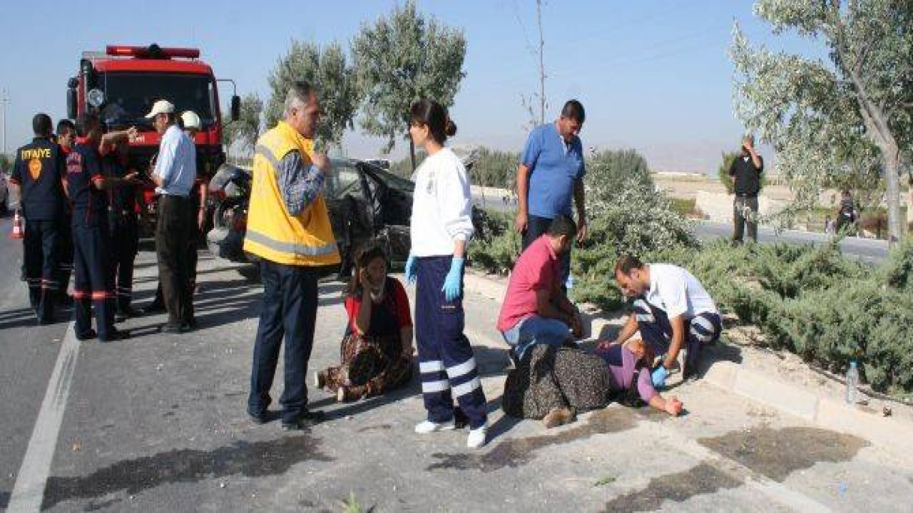 OTOMOBİL 3 AĞACI DEVİRDİ: 5 YARALI