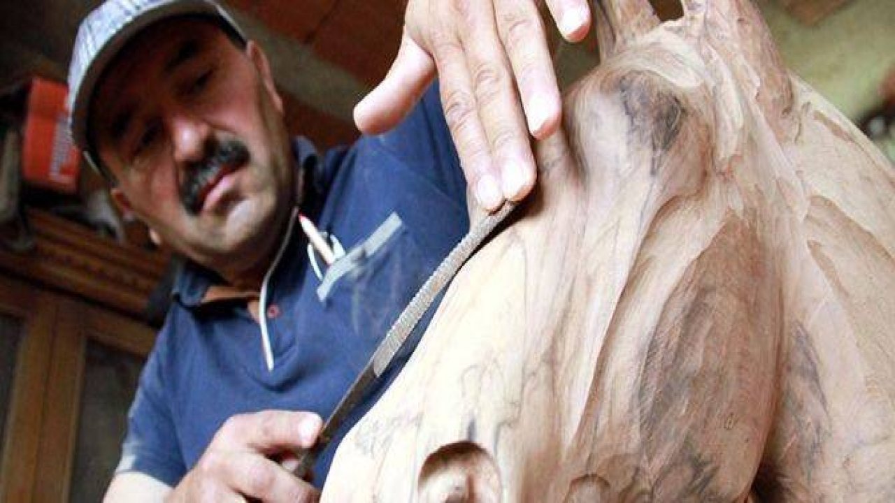 Kurumuş ağaç köklerine şekil veriyor