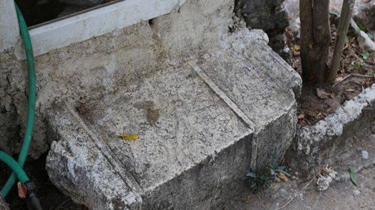 İki bin yıllık mezar taşı tuvalete giriş basamağı oldu