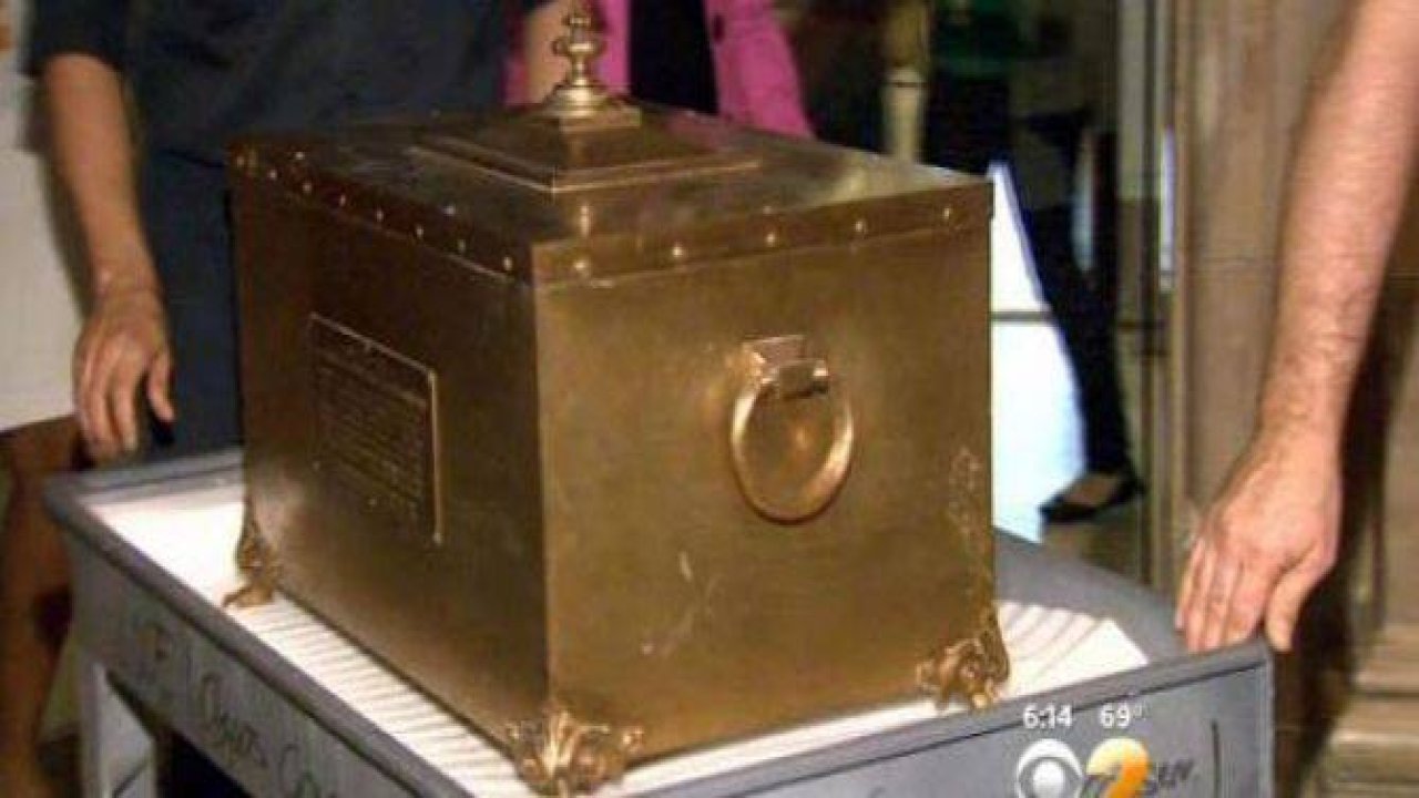 Asırlık ''zaman kapsülü'' açıldı